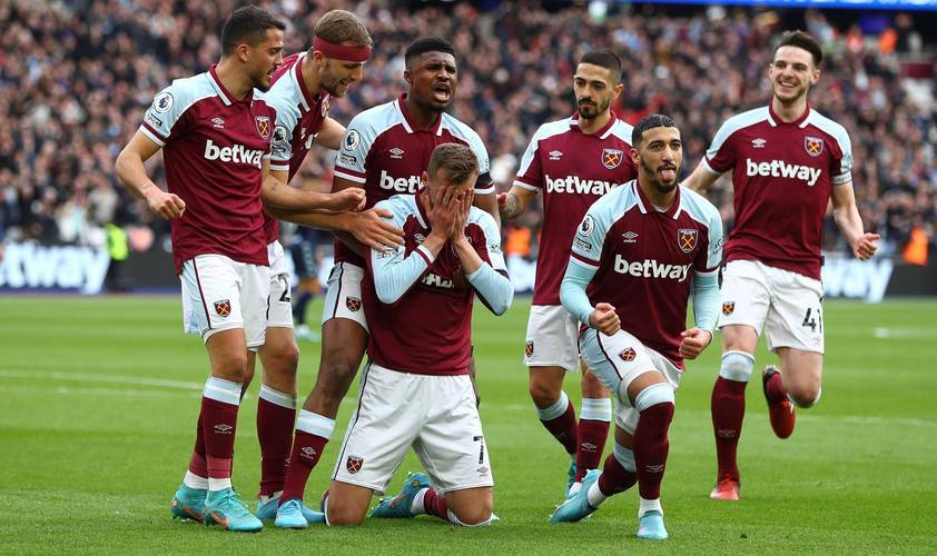 球星连续抢下关键篮板