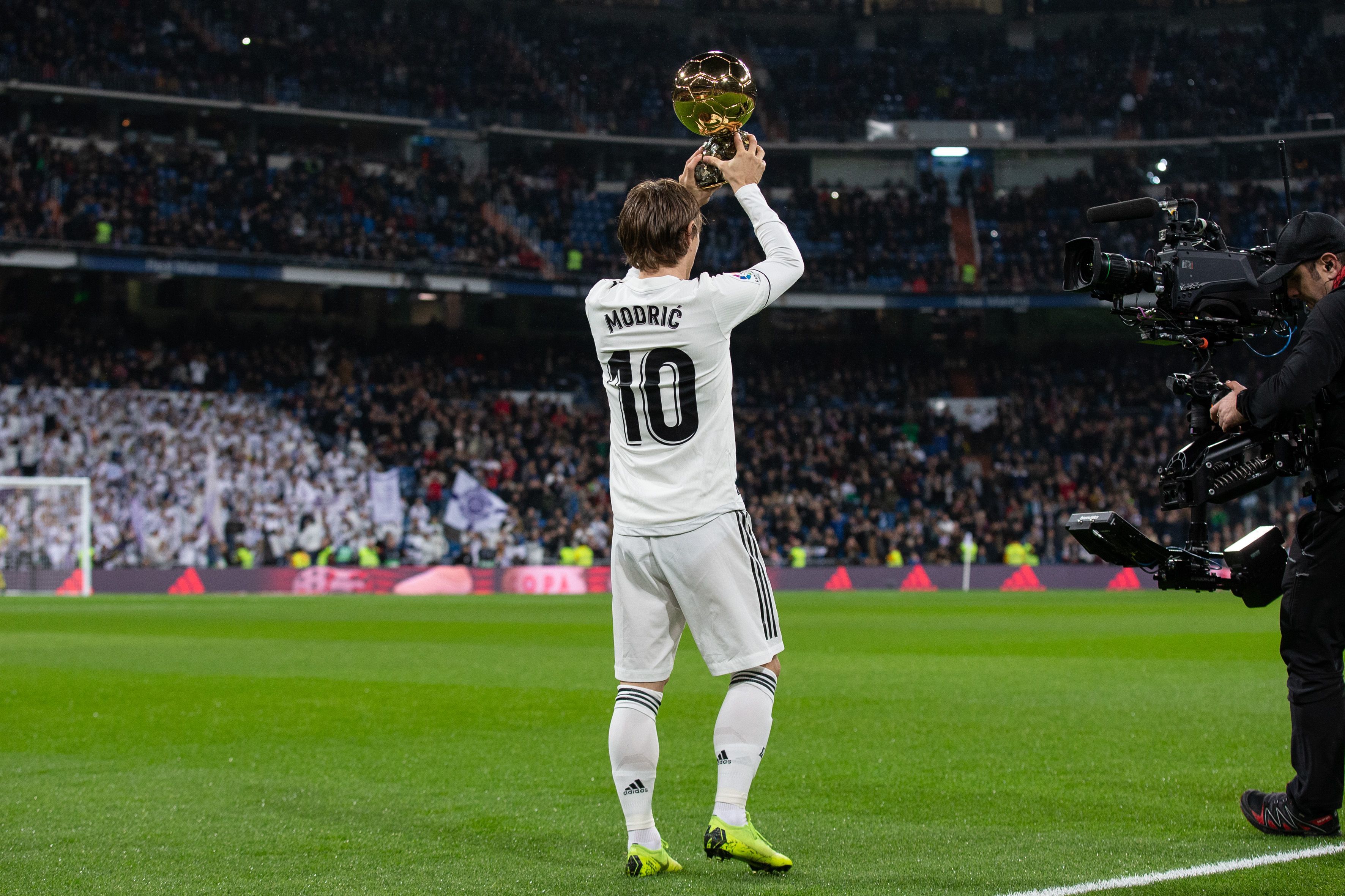 转会新动态！王牌外援签深圳，国脚中卫转投升班马，港脚选择国安