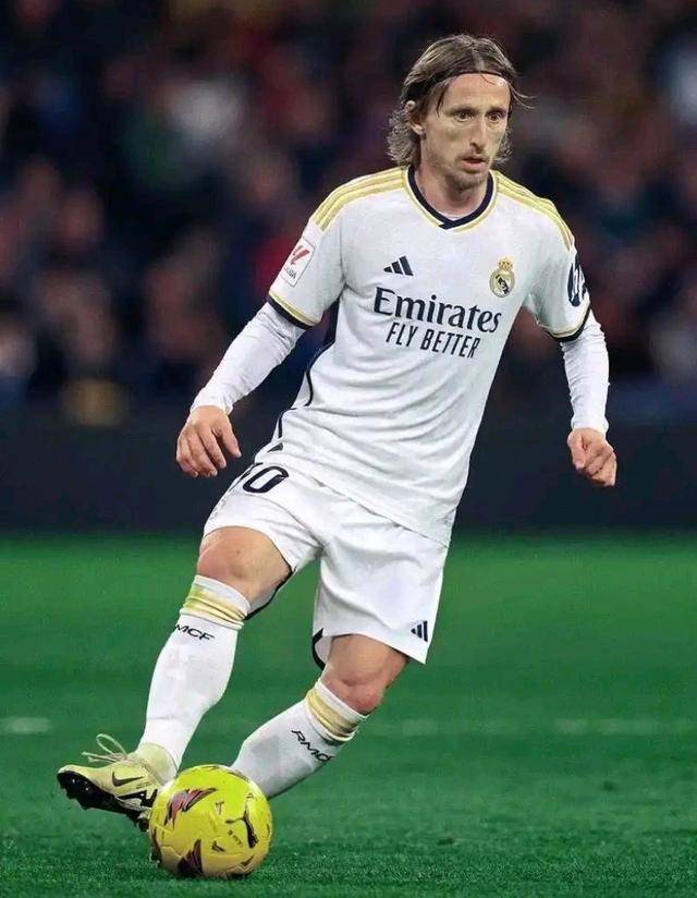 “小雪”节气将至，长春亚泰基地为天然草加盖第二层“棉被”