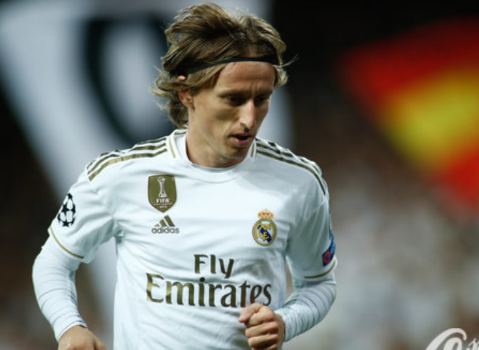 球员倒地救球拼劲十足